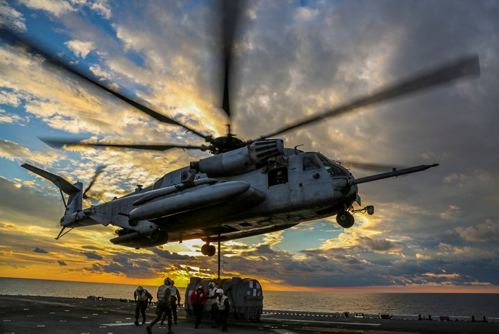 Trực thăng UH-1Y Huey hạ cánh xuống bãi đáp sau khi hoàn tất đợt bay trinh sát tại một trung tâm huấn luyện ở California.