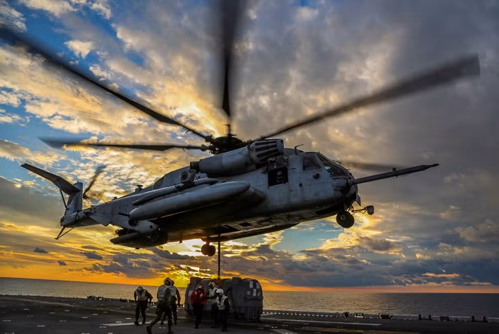 Trực thăng UH-1Y Huey hạ cánh xuống bãi đáp sau khi hoàn tất đợt bay trinh sát tại một trung tâm huấn luyện ở California.