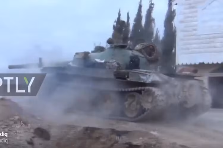 Theo mạng này, đây là lần đầu tiên kể từ khi chiến sự Đông Ghouta bùng phát dữ dội, xe tăng chủ lực T-62M được điều động tới đây. Xem ra, Quân đội Syria quyết tâm “tận diệt” hoàn toàn lực lượng phiến quân ở Ghouta, mà trực tiếp là nhóm Jaish Islam's. Nguồn ảnh: RT