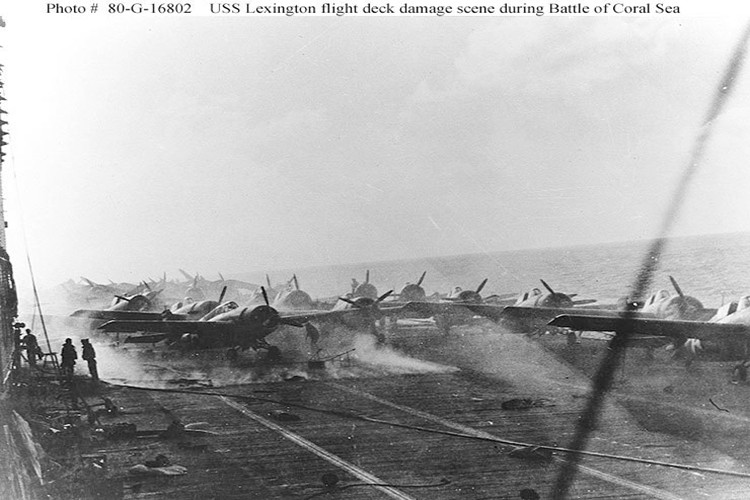 Nhưng càng về sau cuộc chiến khi các chiến đấu cơ Nhật Bản tỏ ra chiếm ưu thế trên không hơn những chiếc F2A Buffalo, Hải quân Mỹ mới bắt đầu trang bị thêm cho USS Lexington 15 chiếc F4F Wildcat. Dù vậy số máy bay trên cũng không thể giúp tàu sân bay này thoát khỏi các đòn tấn công cảm tử của phi công Nhật. Nguồn ảnh: Naval History.