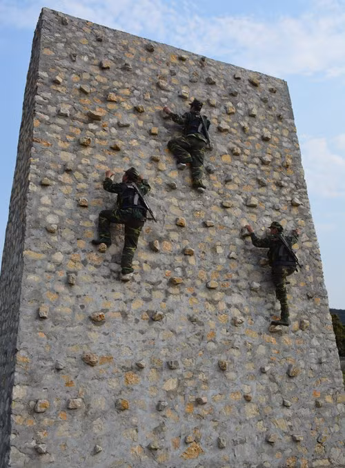 Luyện tập vượt vách đá dựng đứng. Nguồn ảnh: QĐND.
