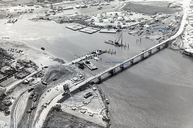 Ngày 10-1-1968, sau khi hoàn thành bước 1 công tác trinh sát hiệp đồng chiến đấu, cơ quan tham mưu Đoàn 126 xây dựng kế hoạch tác chiến, dự kiến tiến công trên hai hướng và ngày 16 hoặc 17-1 có thể sẽ nổ súng đánh trận mở đầu. Kế hoạch này được Bộ Tư lệnh Mặt trận B5 chấp thuận. Cầu Đông Hà, Quảng Trị năm 1967. Nguồn ảnh: Báo Hải quân Việt Nam