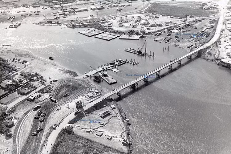 Ngày 10-1-1968, sau khi hoàn thành bước 1 công tác trinh sát hiệp đồng chiến đấu, cơ quan tham mưu Đoàn 126 xây dựng kế hoạch tác chiến, dự kiến tiến công trên hai hướng và ngày 16 hoặc 17-1 có thể sẽ nổ súng đánh trận mở đầu. Kế hoạch này được Bộ Tư lệnh Mặt trận B5 chấp thuận. Cầu Đông Hà, Quảng Trị năm 1967. Nguồn ảnh: Báo Hải quân Việt Nam