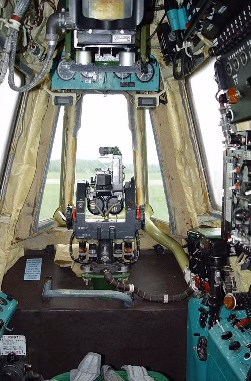 Mỗi một khẩu pháo này có tốc độ bắn tới 3.400-3.600 phát/phút về lý thuyết. Trong ảnh là cabin điều khiển khẩu pháo đuôi máy bay Il-76. Nguồn ảnh: Airlines.net