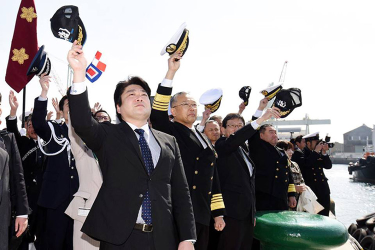 Quan chức Bộ Quốc phòng Nhật Bản và JMSDF trong lễ nhập biên tàu ngầm Seiryū. Nguồn ảnh: JMSDF.