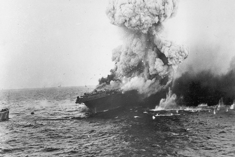 Hình ảnh USS Lexington bốc cháy sau các đợt không kích của Hải quân Nhật trong Trận chiến biển San Hô ngày 8/5/1942, và giờ sau đó thủy thủ của USS Lexington mới nhận được lệnh bỏ tàu. Nguồn ảnh: Naval History.