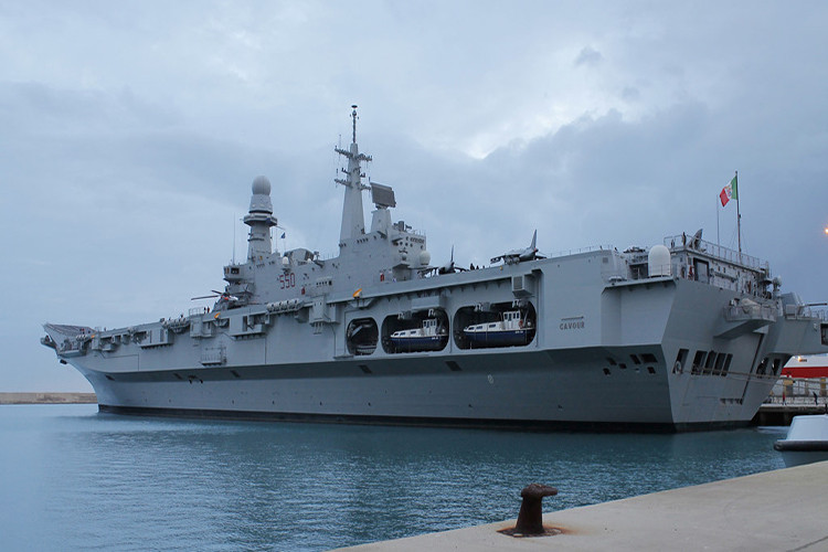 Tàu sân bay Cavour của Italy có chiều dài 244 m, chiều rộng lớn nhất 39 m, lượng choán nước toàn tải 39.000 tấn. Tàu có thiết kế đường băng kiểu "nhảy cầu" có thể triển khai hoạt động các tiêm kích AV-8B Harrier. Tương lai, Hải quân Italy sẽ thay thế Harrier bằng tiêm kích tàng hình F-35B. Ảnh: Flickr.