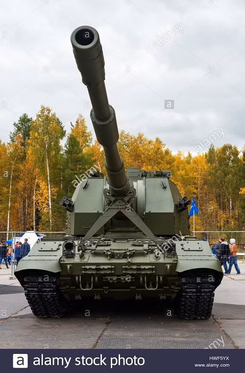 The một số nguồn tin, 2S35 được thiết kế sử dụng khung gầm tăng chủ lực T-90 giúp tăng cấp độ bảo vệ lên cao hơn. Đặc biệt, nó được lắp khẩu pháo 2A88 152mm thế hệ mới có thể bắn xa 40-70km, tốc độ bắn kinh hồn 16-20 phát/phút.Mỹ và phương Tây hiện không có hệ thống pháo nào đạt được tính năng tương tự. Nguồn ảnh: Alamy