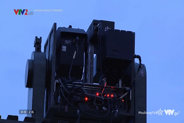 So với các phiên bản ban đầu ở phiên bản cải tiến tổ hợp khí tài đánh đêm bán tự động này đã được Viện Tự động hóa Kỹ thuật Quân sự tối ưu hóa về mặt thiết kế, cũng như khắc phục một số nhược điểm trước đó, để khí tài phù hợp hơn với yêu cầu tác chiến trên thực địa. Nguồn ảnh: VTV2.