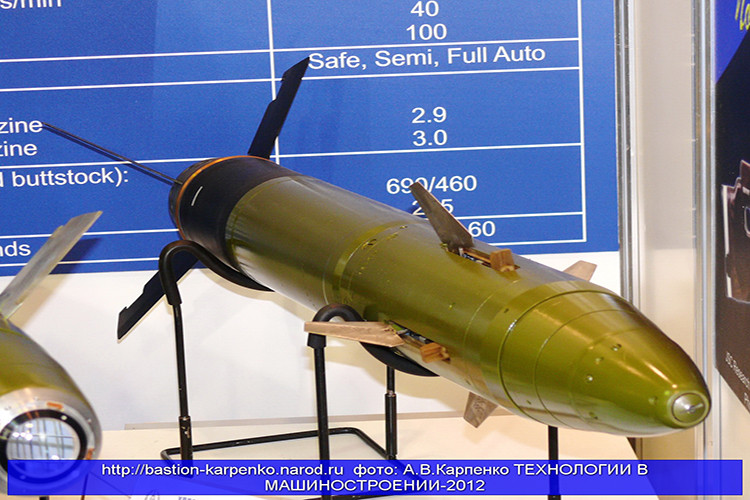 Các tính năng kỹ chiến thuật của hai mẫu đạn pháo dẫn đường tương tự nhau, và trong phần lớn hành trình bay, đầu đạn được hiệu chỉnh bằng hệ thống quán tính (gần như "lái tự động"), và khi sắp tiếp cận mục tiêu sẽ khởi động đầu dò laser bán chủ động tự dẫn. Nguồn ảnh: bastion-opk.