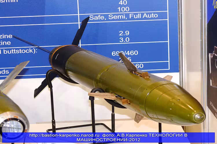 Các tính năng kỹ chiến thuật của hai mẫu đạn pháo dẫn đường tương tự nhau, và trong phần lớn hành trình bay, đầu đạn được hiệu chỉnh bằng hệ thống quán tính (gần như "lái tự động"), và khi sắp tiếp cận mục tiêu sẽ khởi động đầu dò laser bán chủ động tự dẫn. Nguồn ảnh: bastion-opk.