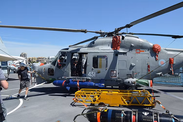 Do không có hệ thống vũ khí chống ngầm riêng nên trong hoạt động tác chiến săn ngầm, Type 45 Daring phải dựa vào các trực thăng Lynx hoặc AW159 Wildcat. Nguồn ảnh: Wikipedia