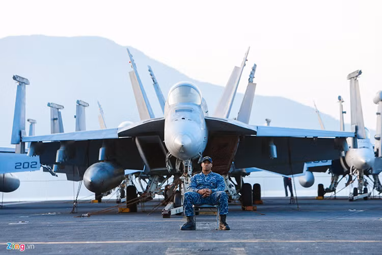 Cụ thể hơn, CVW-2 biên chế 4 phi đoàn tiêm kích trên hạm số 2, 137, 34 và 192, trang bị các máy bay tiêm kích F/A-18E/F Super Hornet và F/A-18C Hornet. Các máy bay này ngoài vai trò bảo vệ hạm đội còn có khả năng thực hiện tấn công sâu vào trong đất liền. Nguồn ảnh: Zing.