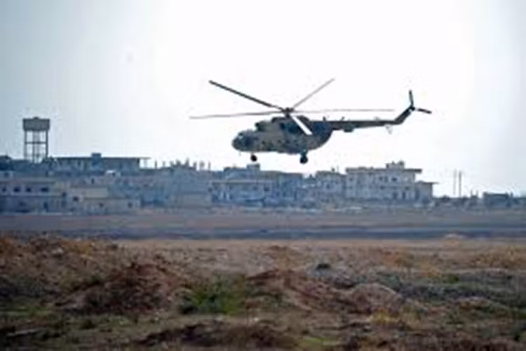 Theo nguồn tin từ Quân đội Syria xác nhận chiếc Mi-8 trên bị phiến quân tấn công khi đang thực hiện nhiệm vụ ở Đông Ghouta, tuy vậy nó chỉ bị hư hại nhẹ và phi công vẫn có thể lái về căn cứ. Nguồn ảnh: Russia Beyond.