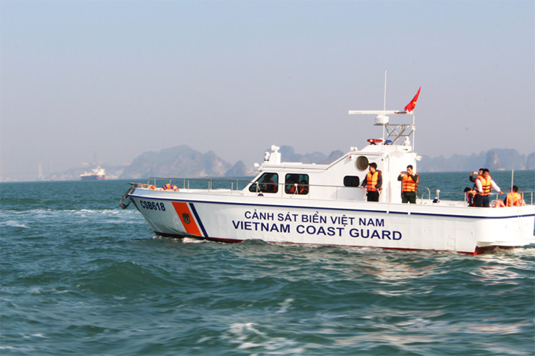 Và để phục vụ cho công tác tuần tra, kiểm soát trên MS-50S được trang bị các thiết bị thông tin liên lạc và giám sát hàng hải khá hiện đại, điển hình như camera giám sát ngày đêm T300, hệ thống cảnh báo va chạm AIS, thiết bị dò sâu điện tử và radar hàng hải. Nguồn ảnh: James Boat.