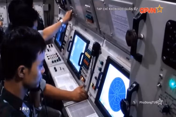 Trong đó trọng tâm của đề tài cải tiến, hiện đại hóa BM-21 do nhóm nghiên cứu của Viện Kỹ thuật Cơ giới Quân sự thực hiện là nhằm giúp loại vũ khí đặc biệt này có thể đáp ứng được các yêu cầu tác chiến trong môi trường chiến tranh hiện đại, nâng cao uy lực chiến đấu, khả năng cơ động và độ chính xác bắn của khí tài. Nguồn ảnh: QPVN.