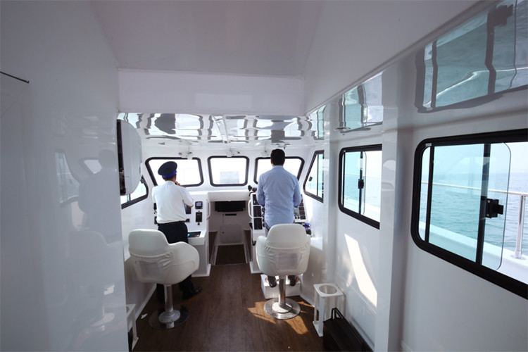 Khoang lái và hai bên thân cabin của MS-50S có không gian khá rộng cho tầm nhìn bao quát xung quanh tốt hơn. Nguồn ảnh: James Boat.