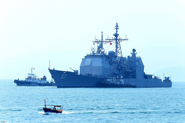 Tuần dương hạm mang tên lửa có điều khiển USS Lake Champlain thuộc lớp Tinconderoga một trong những lớp tàu chiến mạnh nhất của Hải quân Mỹ trước khi lớp khu trục Arleigh Burke xuất hiện. Con tàu này được hoàn thành vào tháng 4/1987 và vào biên chế Hải quân Mỹ tháng 8/1988 với căn cứ chính San Diego, Mỹ. Nguồn ảnh: Hải An /Zing News.