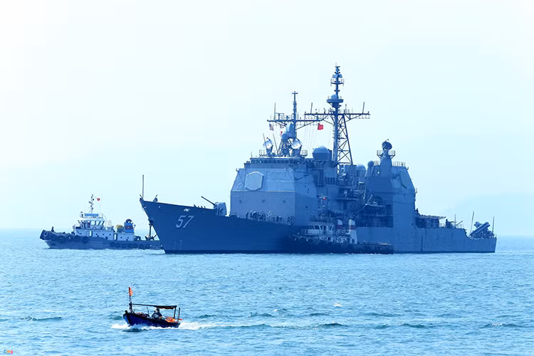 Tuần dương hạm mang tên lửa có điều khiển USS Lake Champlain thuộc lớp Tinconderoga một trong những lớp tàu chiến mạnh nhất của Hải quân Mỹ trước khi lớp khu trục Arleigh Burke xuất hiện. Con tàu này được hoàn thành vào tháng 4/1987 và vào biên chế Hải quân Mỹ tháng 8/1988 với căn cứ chính San Diego, Mỹ. Nguồn ảnh: Hải An /Zing News.