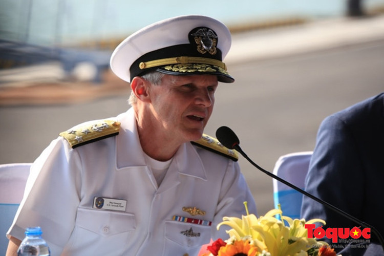 Trả lời phỏng vấn trong lễ đón biên đội tàu sân bay do tàu USS Carl Vinson dẫn đầu tại Đà Nẵng hôm 5/3, Phó Đô đốc Philip G. Sawyer hy vọng rằng, “Tôi là một người đã từng hoạt động và làm việc trên tàu ngầm, tôi rất muốn một ngày nào đó môt tàu ngầm Mỹ tới thăm Việt Nam”. Nguồn ảnh: Tổ Quốc.