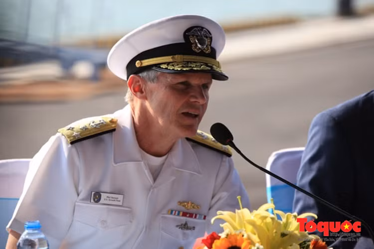 Trả lời phỏng vấn trong lễ đón biên đội tàu sân bay do tàu USS Carl Vinson dẫn đầu tại Đà Nẵng hôm 5/3, Phó Đô đốc Philip G. Sawyer hy vọng rằng, “Tôi là một người đã từng hoạt động và làm việc trên tàu ngầm, tôi rất muốn một ngày nào đó môt tàu ngầm Mỹ tới thăm Việt Nam”. Nguồn ảnh: Tổ Quốc.