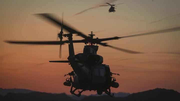 Trực thăng UH-1Y Venoms rút lui sau khi đưa lính thủy quân lục chiến vào địa điểm đổ bộ trong cuộc tập trận chiến thuật tại Yuma, Arizona.