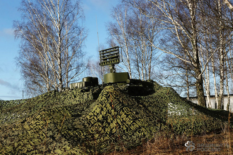 Tổ hợp radar 1L122-1E hoạt động hoàn toàn tự động với sự tham gia với kíp trắc thủ tối thiểu, nó có khả năng tự động phát hiện, thu thập và theo dõi mục tiêu tự động, truyền dữ liệu tự động qua cáp truyền thông và đài radio. Phạm vi hoạt động của đài đến 40 km, góc hướng 360 độ, góc tầm từ -5 đến 45 độ, độ cao mục tiêu đến 10km, tốc độ mục tiêu đến 700m/s. Nguồn ảnh: defendingrussia.ru.