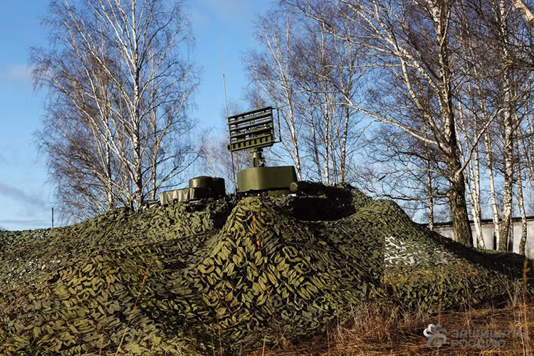 Tổ hợp radar 1L122-1E hoạt động hoàn toàn tự động với sự tham gia với kíp trắc thủ tối thiểu, nó có khả năng tự động phát hiện, thu thập và theo dõi mục tiêu tự động, truyền dữ liệu tự động qua cáp truyền thông và đài radio. Phạm vi hoạt động của đài đến 40 km, góc hướng 360 độ, góc tầm từ -5 đến 45 độ, độ cao mục tiêu đến 10km, tốc độ mục tiêu đến 700m/s. Nguồn ảnh: defendingrussia.ru.