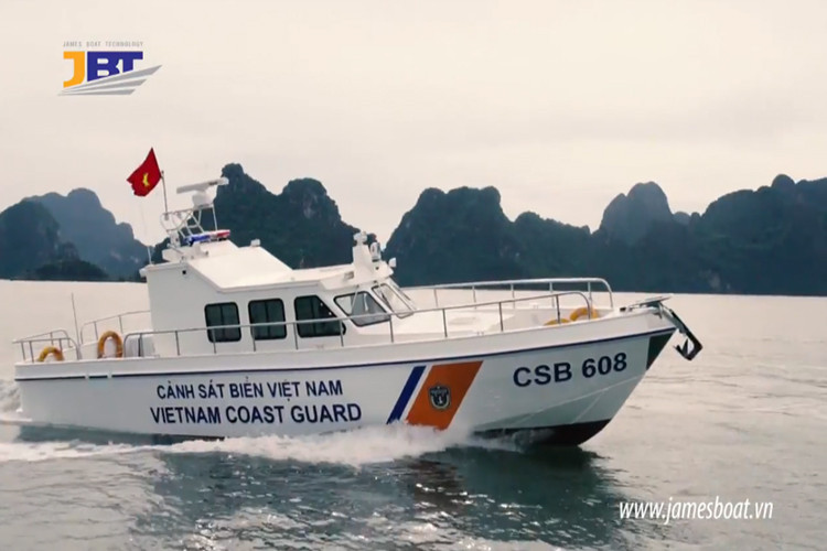 Điểm đặc biệt của mẫu tàu tuần tra này là nó được sản xuất theo công nghệ thân vỏ bằng vật liệu mới Polypropylen Polystone copolymer (PPC) với độ bền cao, chịu được thời tiết nắng nóng và sự ăn mòn lớn của môi trường biển, có khả năng cách nhiệt và cách âm tốt, không gỉ, không gây ô nhiễm môi trường. Nguồn ảnh: James Boat.