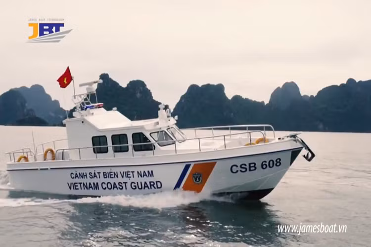 Điểm đặc biệt của mẫu tàu tuần tra này là nó được sản xuất theo công nghệ thân vỏ bằng vật liệu mới Polypropylen Polystone copolymer (PPC) với độ bền cao, chịu được thời tiết nắng nóng và sự ăn mòn lớn của môi trường biển, có khả năng cách nhiệt và cách âm tốt, không gỉ, không gây ô nhiễm môi trường. Nguồn ảnh: James Boat.