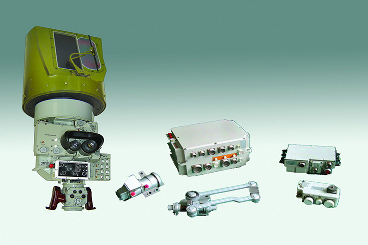 "Cột đình" đó là một phần của tổ hợp ngắm toàn cảnh PNK-6 được thiết kế cho trưởng xe phát hiện - nhận diện mục tiêu trên không và mặt đất trong mọi điều kiện; PNK-6 còn được sử dụng để đo cự ly, chỉ thị mục tiêu cho pháo thủ; dẫn hướng cho tên lửa chống tăng. PNK-6 có khả năng phát hiện mục tiêu xe tăng cách 5,5km trong điều kiện ban ngày và 4km ban đêm. Nguồn ảnh: photopribor