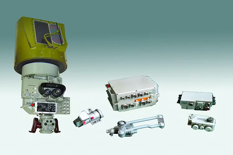 "Cột đình" đó là một phần của tổ hợp ngắm toàn cảnh PNK-6 được thiết kế cho trưởng xe phát hiện - nhận diện mục tiêu trên không và mặt đất trong mọi điều kiện; PNK-6 còn được sử dụng để đo cự ly, chỉ thị mục tiêu cho pháo thủ; dẫn hướng cho tên lửa chống tăng. PNK-6 có khả năng phát hiện mục tiêu xe tăng cách 5,5km trong điều kiện ban ngày và 4km ban đêm. Nguồn ảnh: photopribor