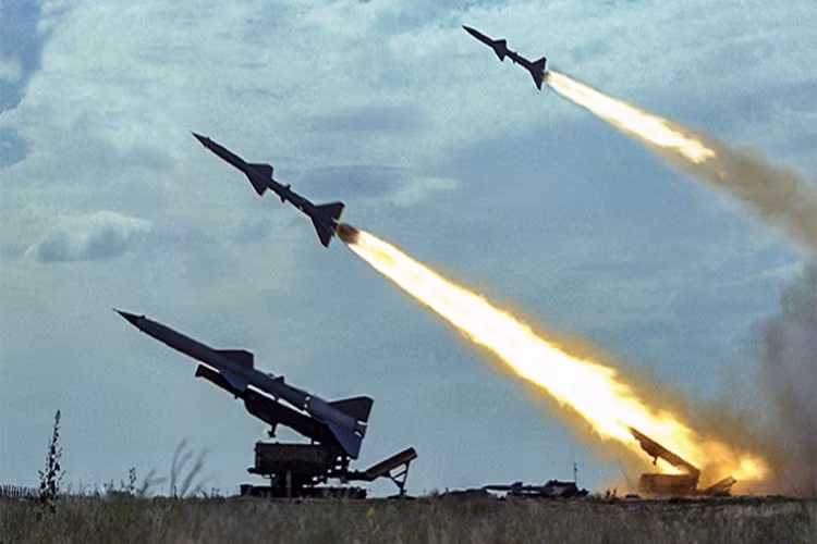 Quân chủng Phòng không Liên Xô là một nhánh của Lực lượng Vũ trang Liên bang Cộng hòa Xã hội Chủ nghĩa Xô Viết đảm trách nhiệm vụ bảo vệ không phận rộng lớn của đất nước Liên Xô vĩ đại. Không giống như hải quân, không quân, lực lượng này được thành lập từ năm 1941 - là "nhánh" trẻ nhất trong Quân đội Liên Xô. Nguồn ảnh: structure.mil