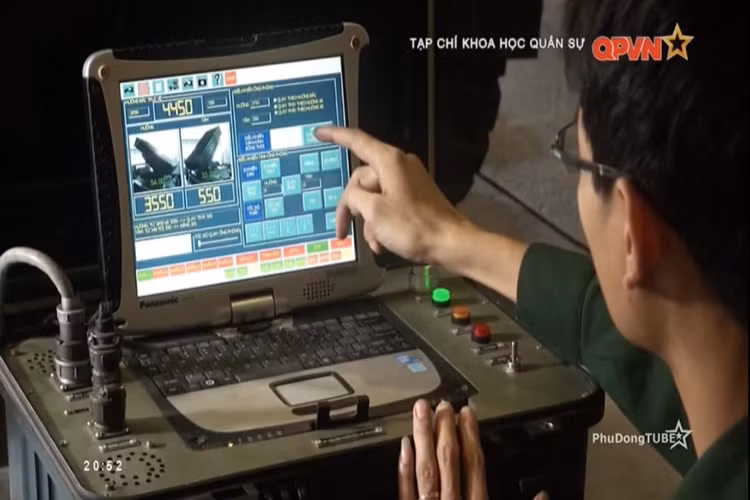 Còn đây là thiết bị điều khiển từ xa của BM-21 cải tiến do nhóm nghiên cứu của Viện Kỹ thuật Cơ giới Quân sự thiết kế chế tạo, thiết bị này cũng được tối ưu hóa nhằm giúp binh sĩ dễ tiếp cận hơn trong quá trình vận hành. Nguồn ảnh: QPVN.