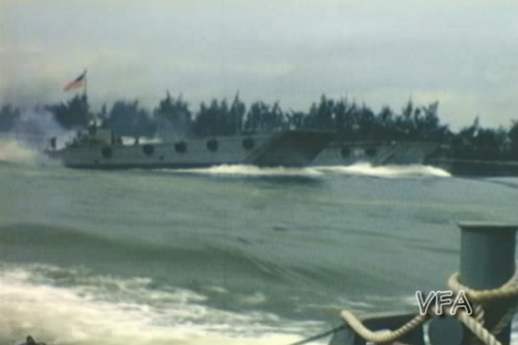 Trên hướng tiến công chủ yếu: Đội 1 và Đội 2 do đồng chí Đoàn trưởng Mai Năng chỉ huy được tăng cường 2 trung đội bộ binh và một tổ du kích xã Gio Việt đảm nhiệm có nhiệm vụ vây hãm cảng Cửa Việt bằng hệ thống thủy lôi (đoạn từ xóm Vùng lên Xuân Khánh) buộc tàu địch không thể ra vào được, tạo điều kiện cho các đội vũ trang công tác địa phương vận động nhân dân hai bên bờ sông Cửa Việt nổi dậy, phá ách kìm kẹp của địch, giành quyền làm chủ. Nguồn ảnh: VFA.