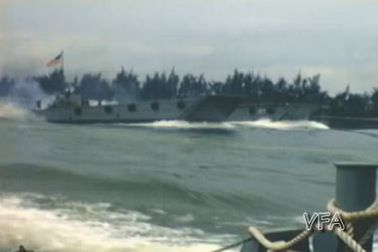 Trên hướng tiến công chủ yếu: Đội 1 và Đội 2 do đồng chí Đoàn trưởng Mai Năng chỉ huy được tăng cường 2 trung đội bộ binh và một tổ du kích xã Gio Việt đảm nhiệm có nhiệm vụ vây hãm cảng Cửa Việt bằng hệ thống thủy lôi (đoạn từ xóm Vùng lên Xuân Khánh) buộc tàu địch không thể ra vào được, tạo điều kiện cho các đội vũ trang công tác địa phương vận động nhân dân hai bên bờ sông Cửa Việt nổi dậy, phá ách kìm kẹp của địch, giành quyền làm chủ. Nguồn ảnh: VFA.