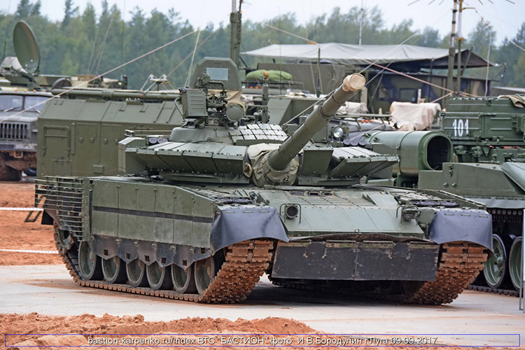 T-80BVM sẽ không dùng giáp phản ứng nổ Kontakt-1 mà thay vào đó là loại Relikt có thể giảm độ xuyên đạn chống tăng APFSDS xuống chỉ còn 50%, chống chịu hiệu quả hầu hết các loại súng chống tăng hay tên lửa chống tăng hiện nay. Nguồn ảnh: Bastion-Kapenko