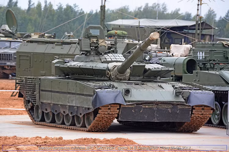 T-80BVM sẽ không dùng giáp phản ứng nổ Kontakt-1 mà thay vào đó là loại Relikt có thể giảm độ xuyên đạn chống tăng APFSDS xuống chỉ còn 50%, chống chịu hiệu quả hầu hết các loại súng chống tăng hay tên lửa chống tăng hiện nay. Nguồn ảnh: Bastion-Kapenko