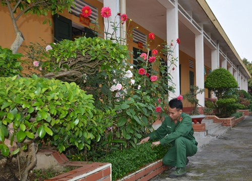 Làm đẹp doanh trại là niềm vui sau những giờ huấn luyện gian khổ. Nguồn ảnh: QĐND.