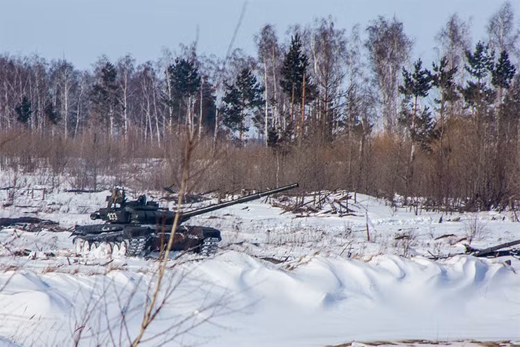 Một chiếc T-72B3 “đơn thương, độc mã” trên cánh đồng đầy tuyết ở Voronezh. Nguồn ảnh: Bộ Quốc phòng Nga.