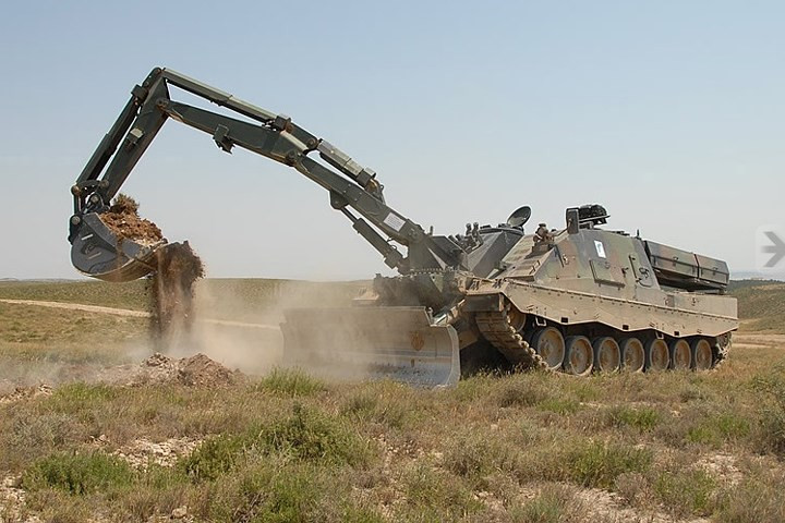 Xe được trang bị một tay xúc, 2 hệ thống tời, một lưỡi ủi hoặc một lưỡi “cày mìn” ở phía trước.