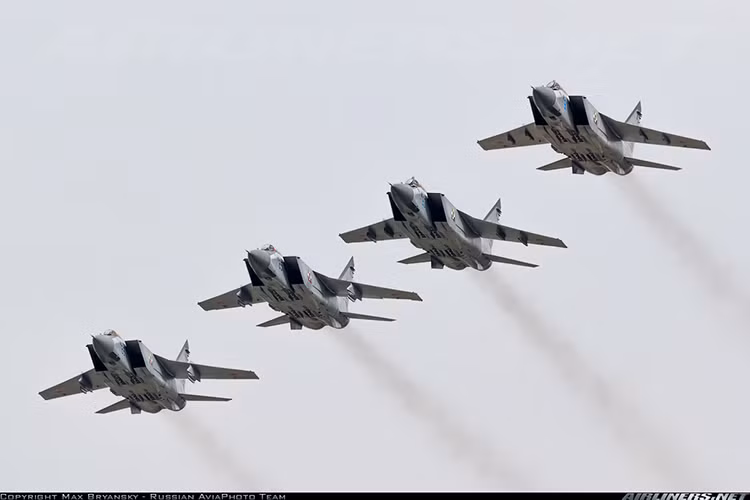 Về phần những chiếc MiG-31, dòng tiêm kích đánh chặn siêu âm này đang được Không quân Nga hiện đại hóa với quy mô toàn diện cho phép chúng có thể hoạt động thêm ít nhất vài thập kỷ nữa, trước khi bị thay thế bởi MiG-41. Nguồn ảnh: Airliners.net