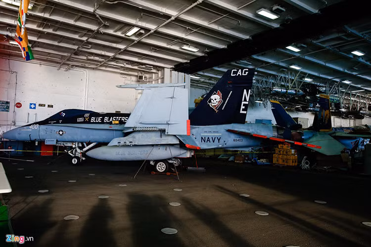 Trong ảnh là một chiếc tiêm kích hạm F/A-18C Hornet - thế hệ trước, kém hơn so với Super Hornet thuộc phi đoàn 34 (đơn vị duy nhất còn dùng Hornet trên tàu sân bay CVN-70). Nguồn ảnh: Zing.m
