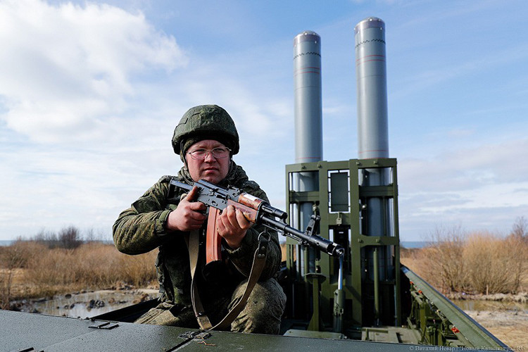 Tên lửa Yakhont có khả năng tiêu diệt mục tiêu cách xa 300 km, loại tên lửa này được dẫn đường bởi hệ thống dẫn đường quán tính. Sau khi nhận được phần tử bắn từ hệ thống trinh sát, điều khiển của tổ hợp, tên lửa sẽ tự động tiêu diệt mục tiêu trong phạm vi 50 km và góc lệch ±45 độ. Nguồn ảnh: News Kaliningrad.