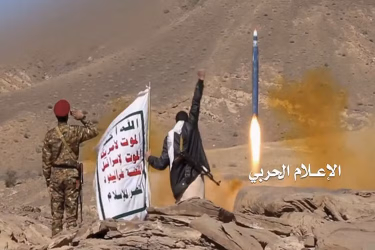 Theo các kênh truyền thông thân phiến quân Houthi đưa tin, loại tên lửa được lực lượng này sử dụng tấn công Ả-rập Xê-út trong đêm 25/3 là Burkan H2, một mẫu tên lửa đạn đạo tầm ngắn do Houthi tự chế tạo dựa trên tên lửa Qiam 1 hoặc Scud-C của Iran. Nguồn ảnh: Jane's.