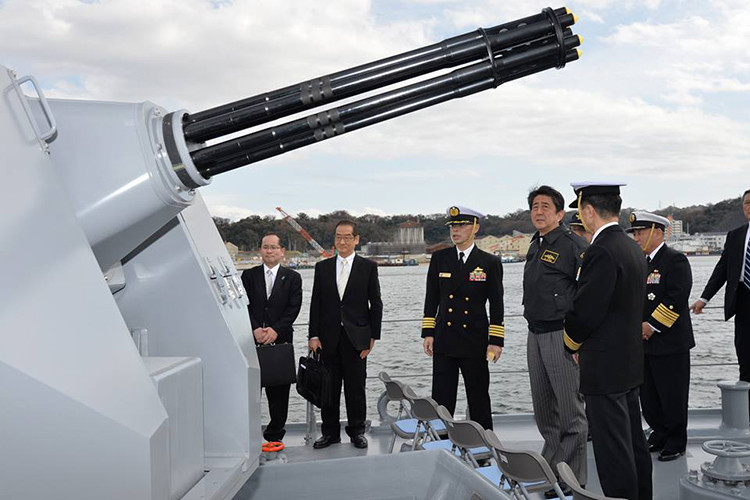 Hình ảnh Thủ tưởng Abe trên tàu quét mìn JS Hatsushima. Nguồn ảnh: JMSDF.