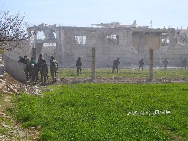 Sau những trận giao chiến kinh hoàng, quân đội Syria đập tan khả năng phòng thủ cuối cùng của Jaysh Al-Islam, tiến vào thị trấn Uataya và 2 thị trấn liền kề là An-Nashabiyah và Hazrama. Ảnh: Truyền thông Quân đội Syria.