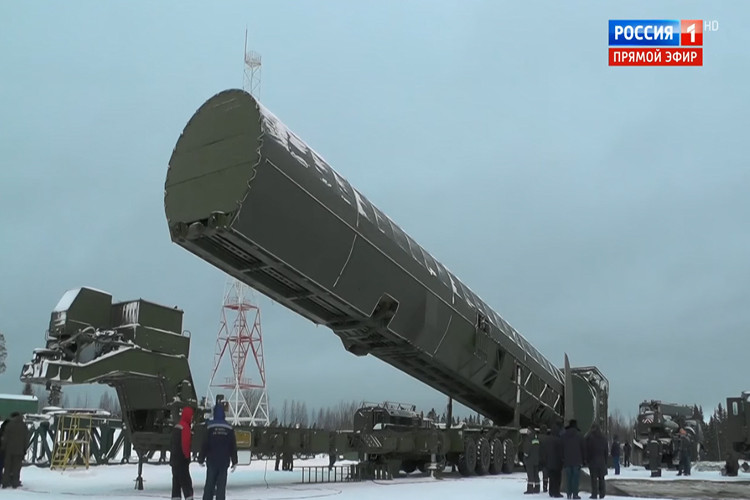 Vũ khí răn đe chiến lược thứ hai được Tổng thống Putin nói đến là tên lửa đạn đạo liên lục địa (ICBM) RS-28 Sarmat “nắm đấm” hạt nhân mới của nước Nga, và theo mô tả thì loại ICBM này sẽ có tầm bắn vượt xa mọi loại tên lửa đạn đạo từng được con người chế tạo. Nguồn ảnh: Russia 1.