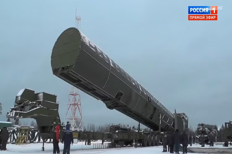 Vũ khí răn đe chiến lược thứ hai được Tổng thống Putin nói đến là tên lửa đạn đạo liên lục địa (ICBM) RS-28 Sarmat “nắm đấm” hạt nhân mới của nước Nga, và theo mô tả thì loại ICBM này sẽ có tầm bắn vượt xa mọi loại tên lửa đạn đạo từng được con người chế tạo. Nguồn ảnh: Russia 1.
