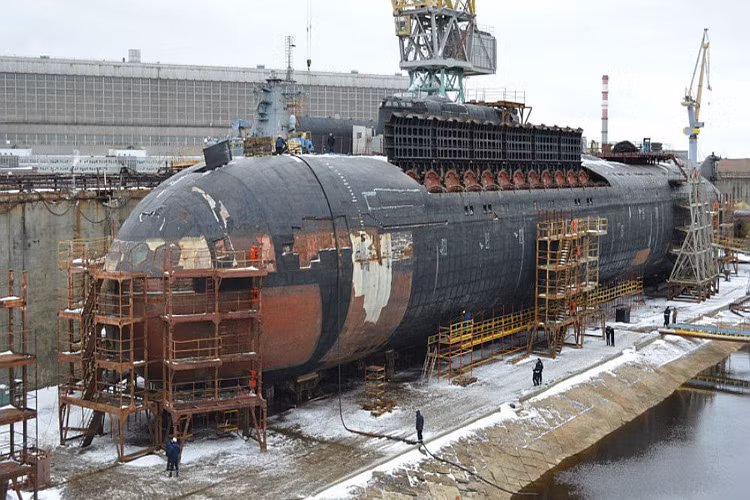 Mặc dù vậy, sau gần 10 năm triển khai, một sự thật gây "sốc" là tới nay, kế hoạch tham vọng của Hải quân Nga đã phá sản hoàn toàn. Theo đó, thời gian chuyển giao tàu ngầm Project 949AM mang tên Irkuts đã bị trì hoãn thêm 4 năm - từ năm 2017 chuyển thành năm 2021, và thời gian sửa chữa tăng lên 8 năm. Dù Thứ trưởng Bộ Quốc phòng Nga Yury Borisov từng tuyên bố rằng năm 2021 là thời điểm Hải quân Nga có thể nhận được tất cả 4 tàu 949A hiện đại hóa, tuy nhiên tới giờ 2 trong 4 chiếc còn chưa được nâng cấp thì quả thực thời hạn của Thứ trưởng Borisov đưa ra có phần "quá ảo tưởng". Nguồn ảnh: Sputnik
